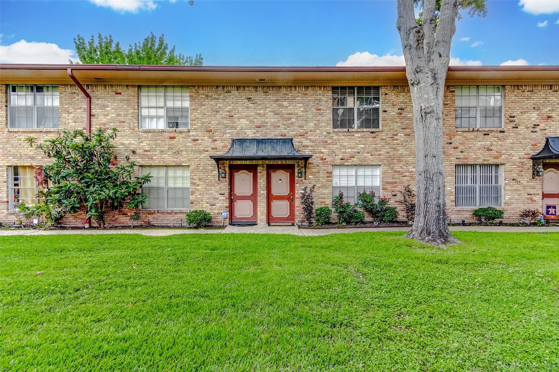 7600 Burgoyne Road, Unit 159 Houston, TX 77063 - Photo 23 of 40 Courtyard / Green spaces