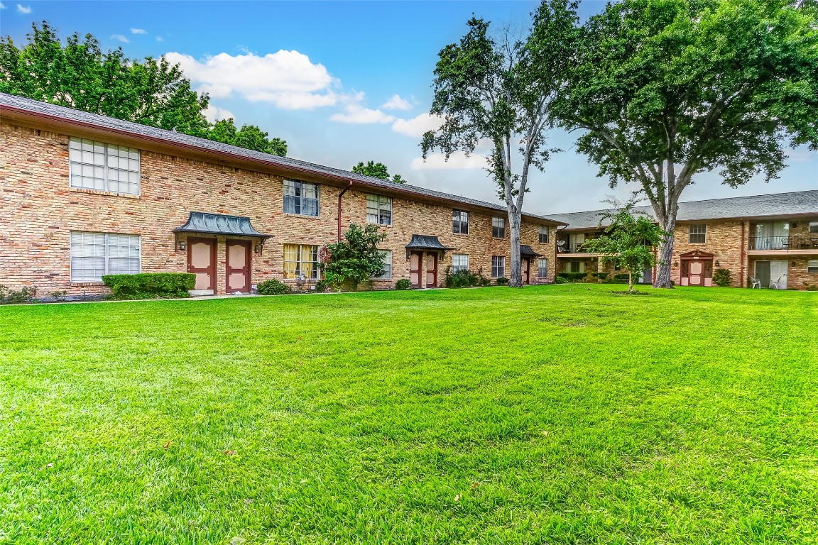 7600 Burgoyne Road, Unit 159 Houston, TX 77063 - Photo 24 of 40 Courtyard / Green spaces