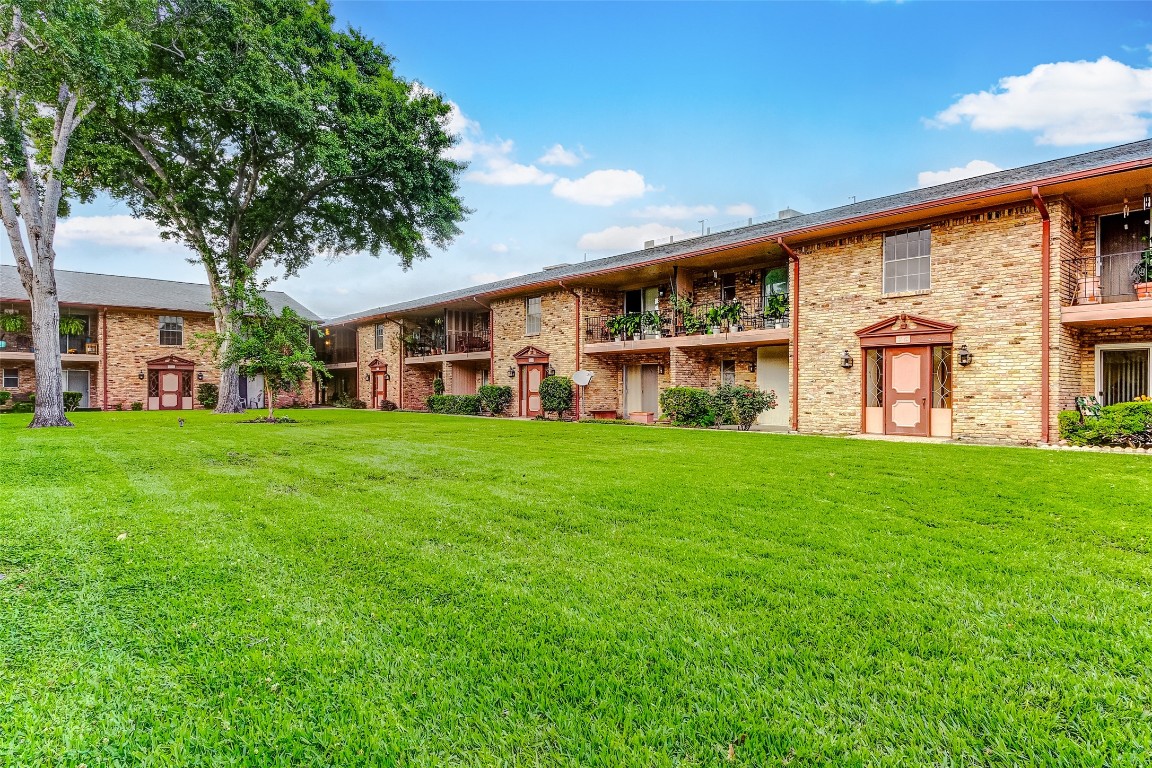 7600 Burgoyne Road, Unit 159 Houston, TX 77063 - Photo 25 of 40 Courtyard / Green spaces