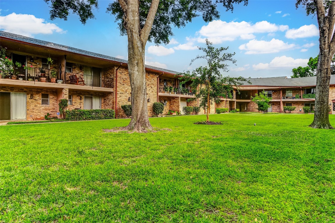 7600 Burgoyne Road, Unit 159 Houston, TX 77063 - Photo 26 of 40 Courtyard / Green spaces