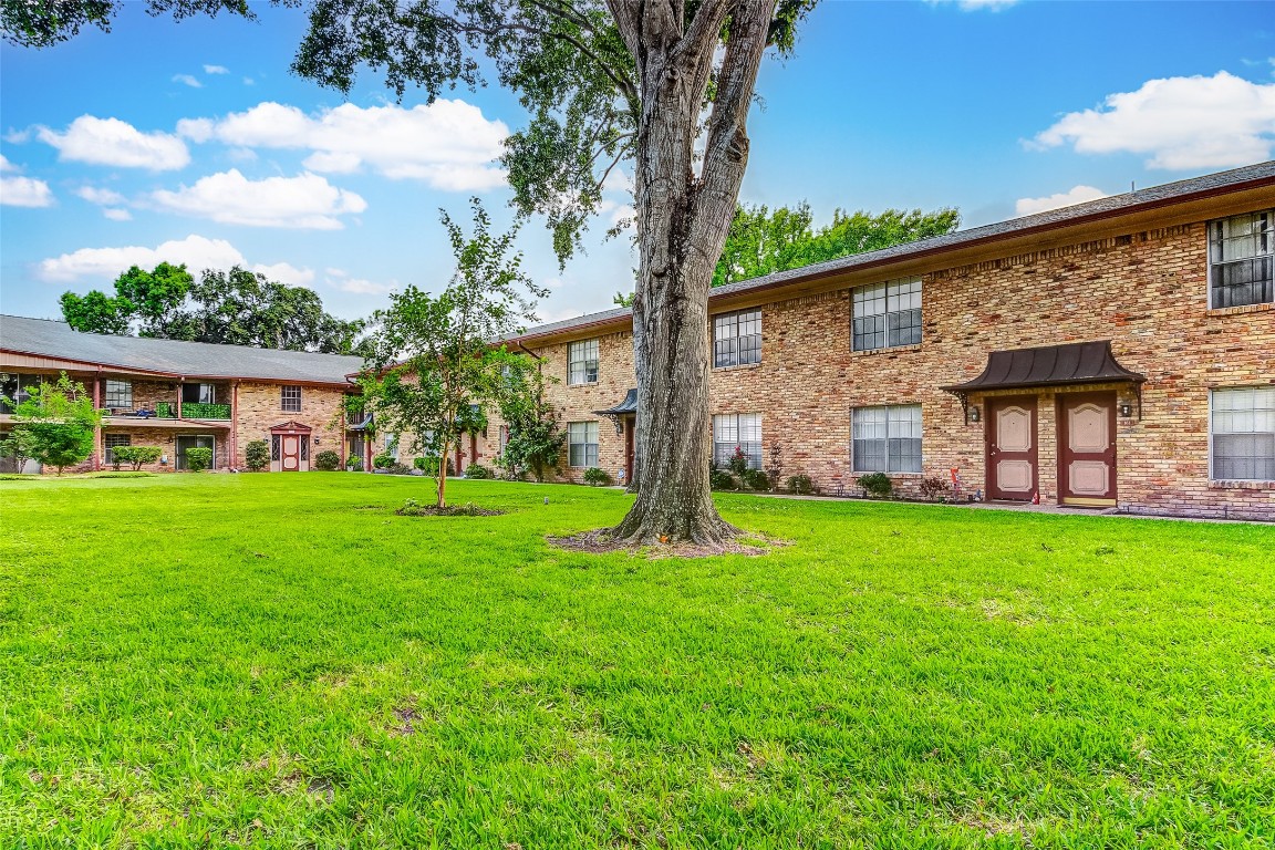 7600 Burgoyne Road, Unit 159 Houston, TX 77063 - Photo 27 of 40 Courtyard / Green spaces