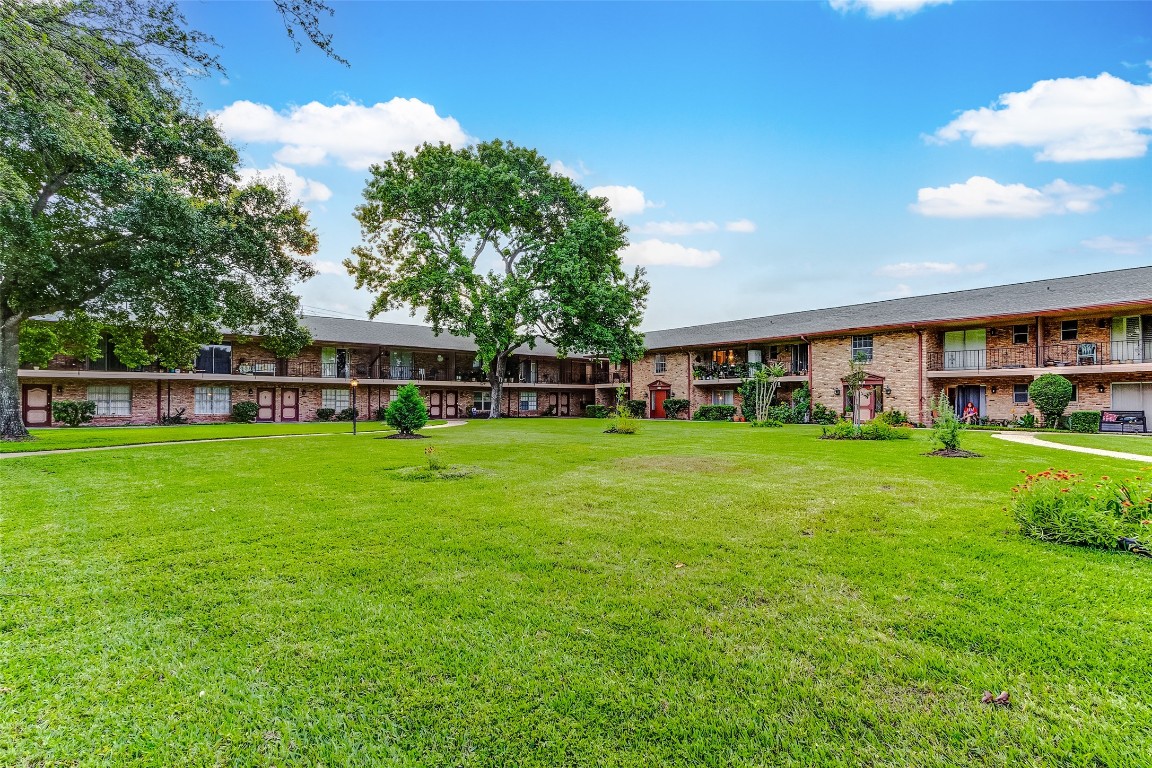 7600 Burgoyne Road, Unit 159 Houston, TX 77063 - Photo 38 of 40 II Courtyard / Green Spaces