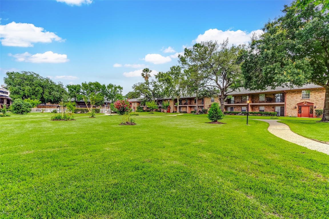 7600 Burgoyne Road, Unit 159 Houston, TX 77063 - Photo 39 of 40 II Courtyard / Green Spaces