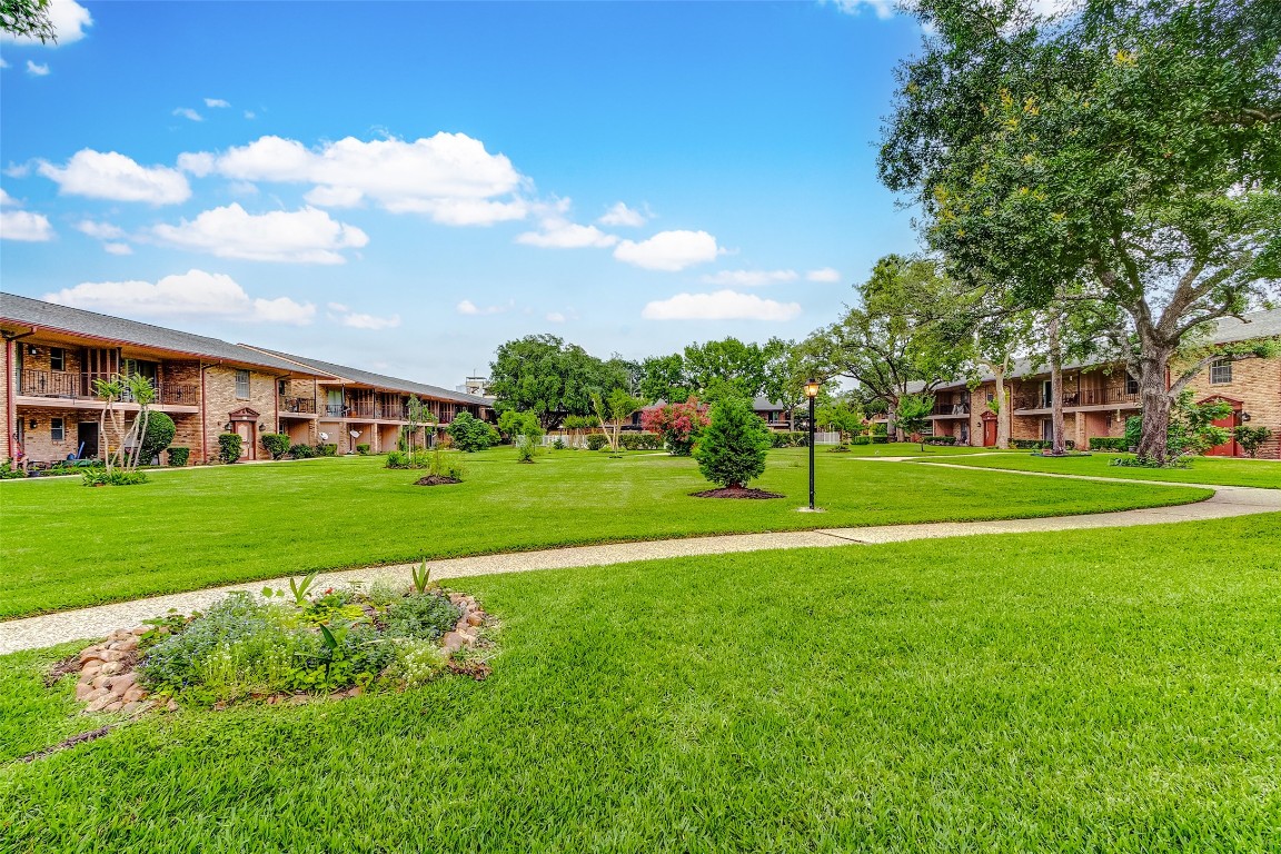 7600 Burgoyne Road, Unit 159 Houston, TX 77063 - Photo 40 of 40 II Courtyard / Green Spaces