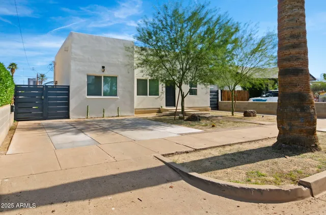 a view of a house with backyard