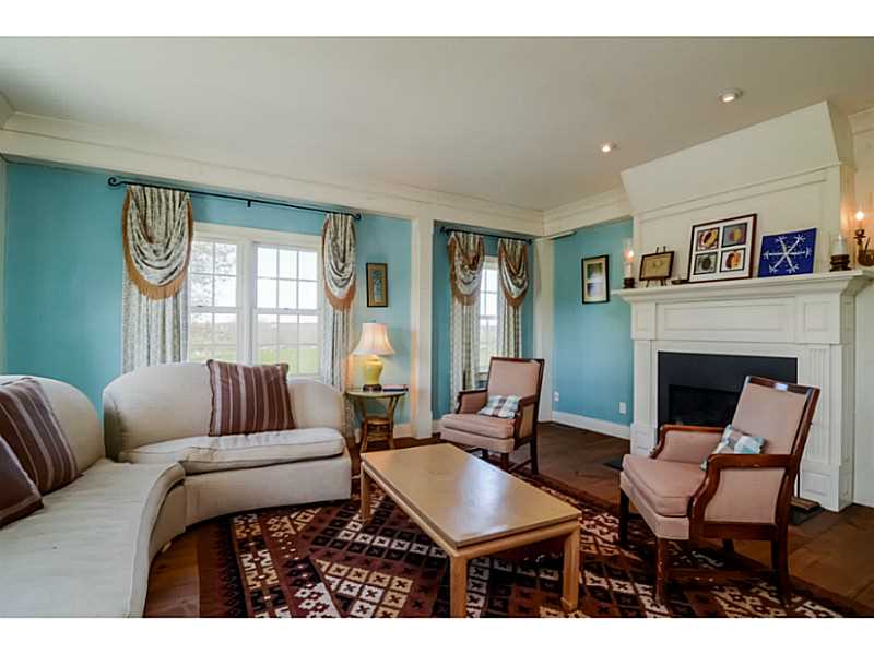 130 Beavertail Road Jamestown, RI 02835 - Photo 7 of 25 Living Room.