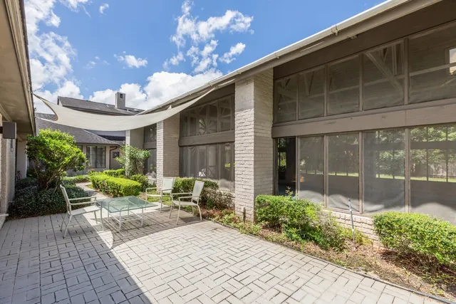 a view of a backyard