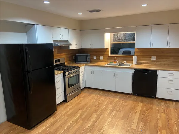 $2,150 | 10451 County Road 909, Alvin, TX 77511