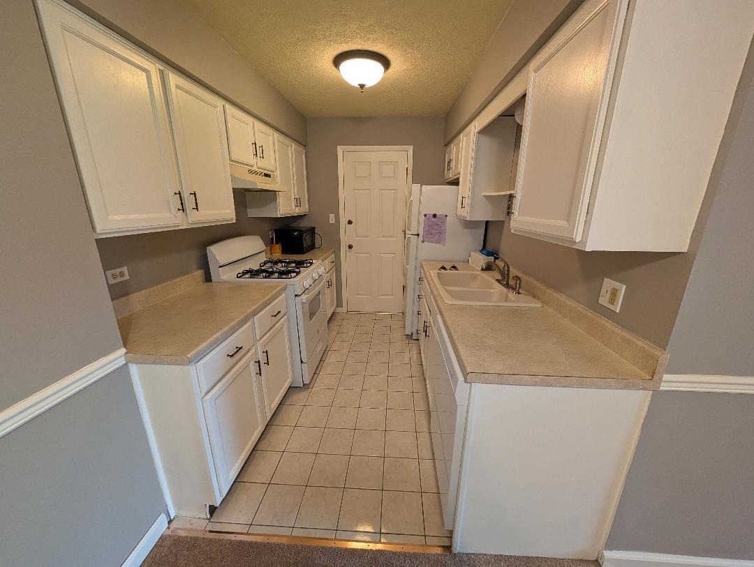 5723 129th Street, Unit 7F Crestwood, IL 60418 - Photo 2 of 12 a kitchen with sink cabinets and stove top oven