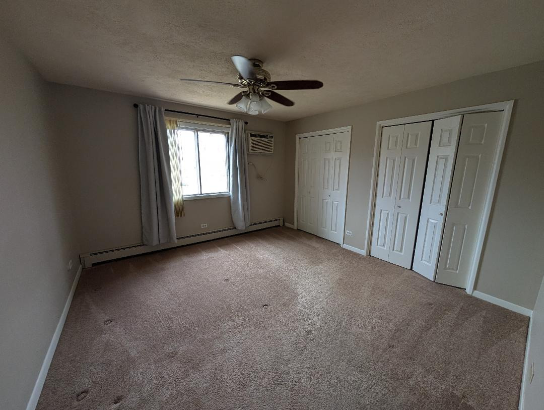 5723 129th Street, Unit 7F Crestwood, IL 60418 - Photo 6 of 12 a view of a livingroom with a ceiling fan and window