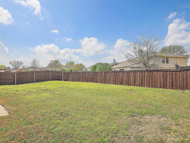 a view of an house with backyard and garden
