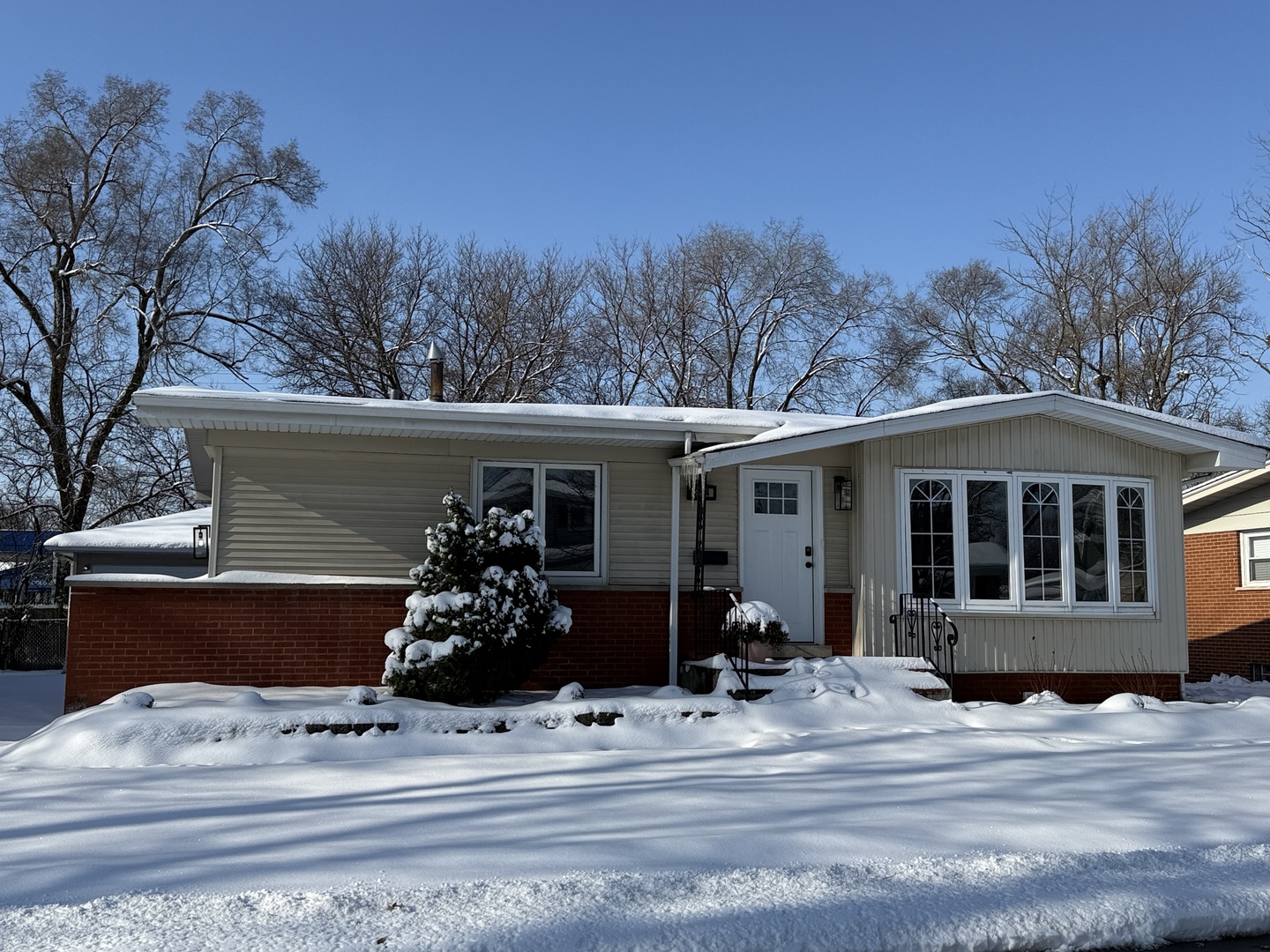 214 North Gay Court Glenwood, IL 60425 - Photo 1 of 20 a front view of a house with a garden