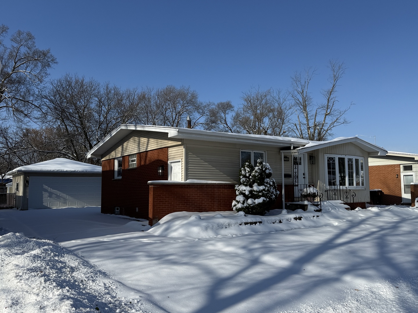 214 North Gay Court Glenwood, IL 60425 - Photo 2 of 20 a front view of a house