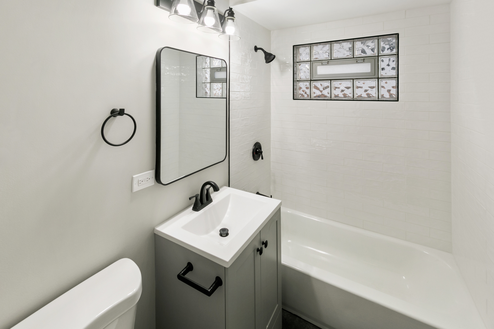 214 North Gay Court Glenwood, IL 60425 - Photo 7 of 20 a bathroom with a sink toilet and tub