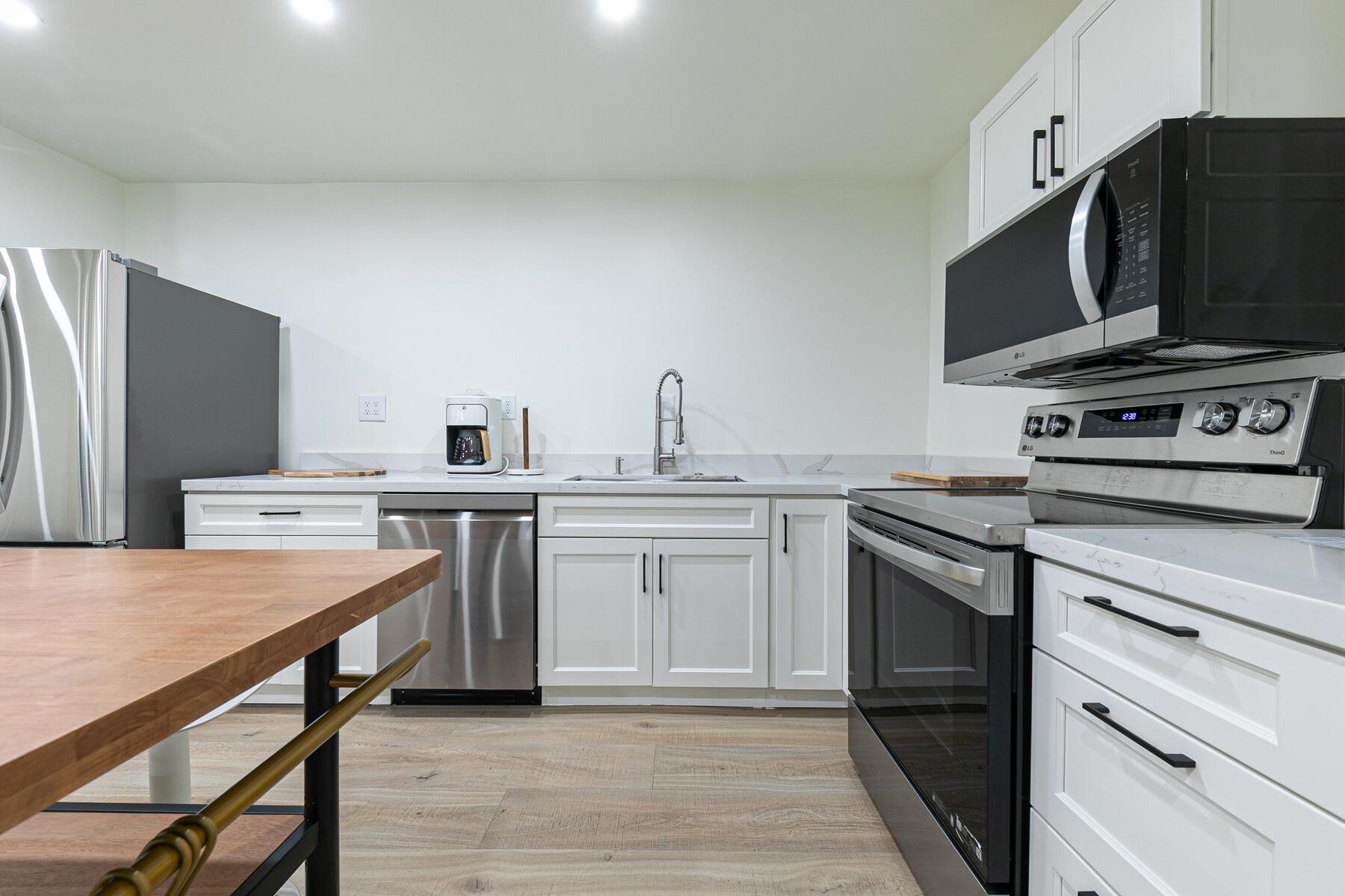 8585 River Road Truckee, CA 96161 - Photo 26 of 28 a kitchen with stainless steel appliances a stove microwave and refrigerator