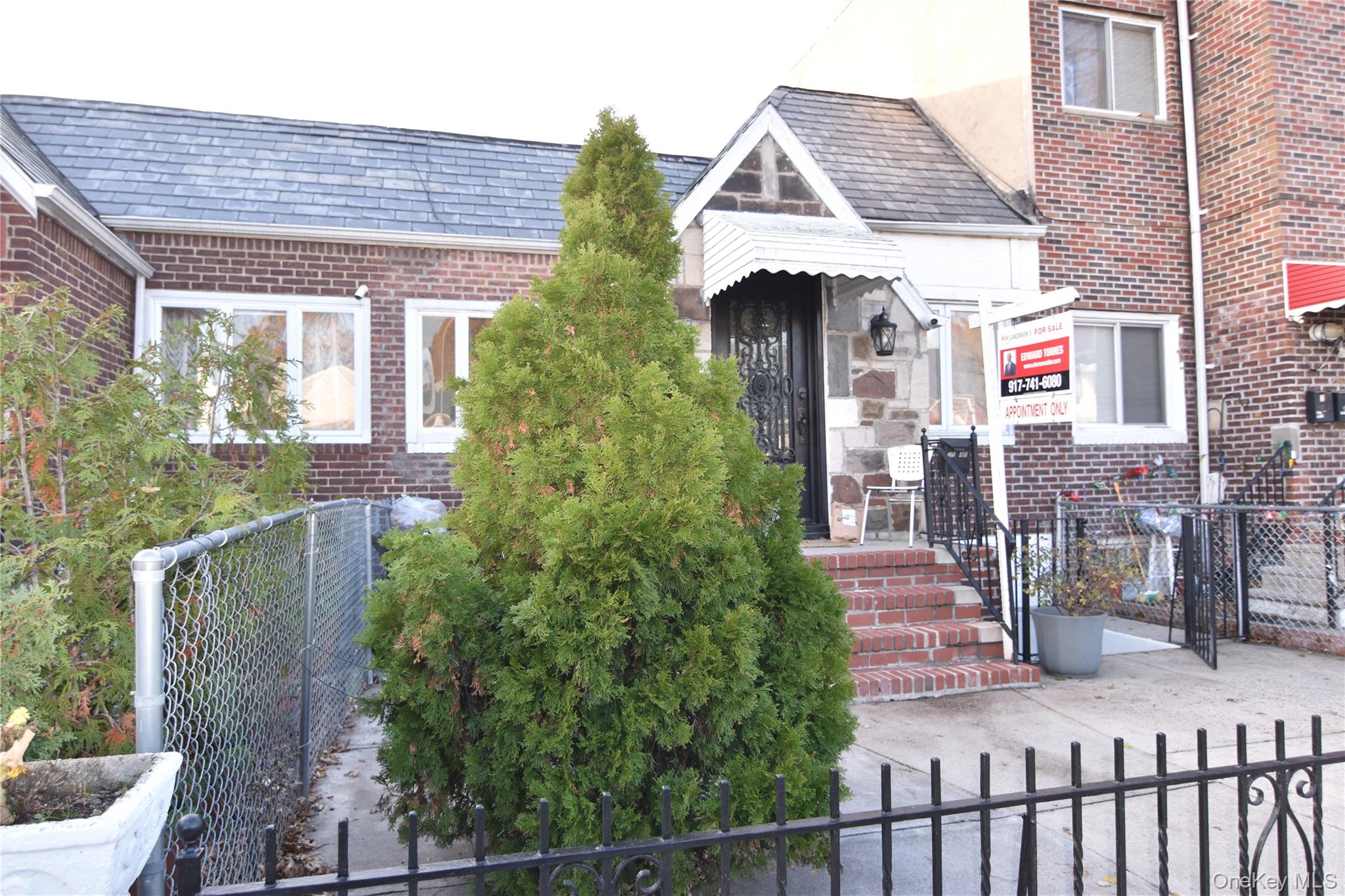 a view of a house with a small yard and plants