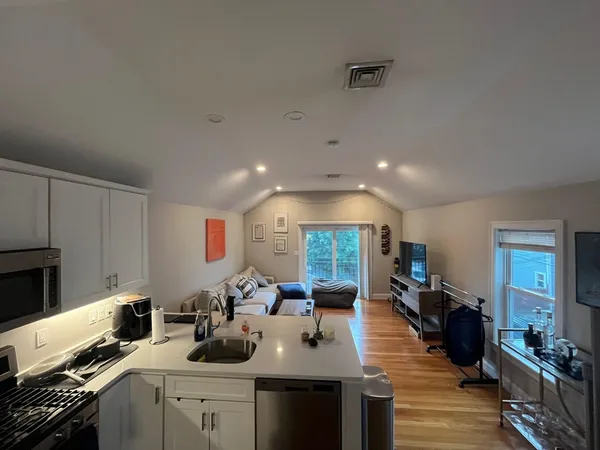 $3,650 | 591 East 6th Street, Unit 2, Boston, MA 02127