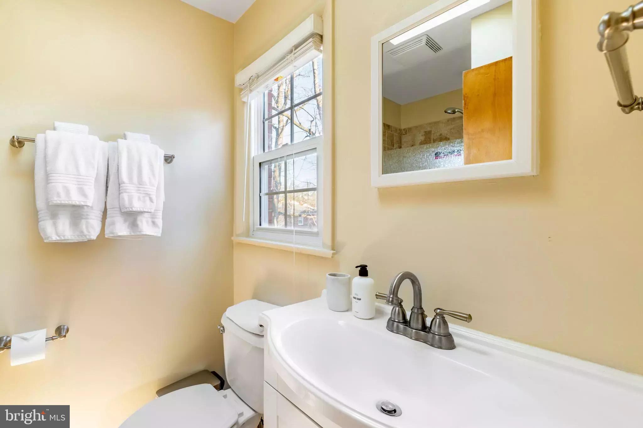 4706 8th Road South Arlington, VA 22204 - Photo 14 of 37