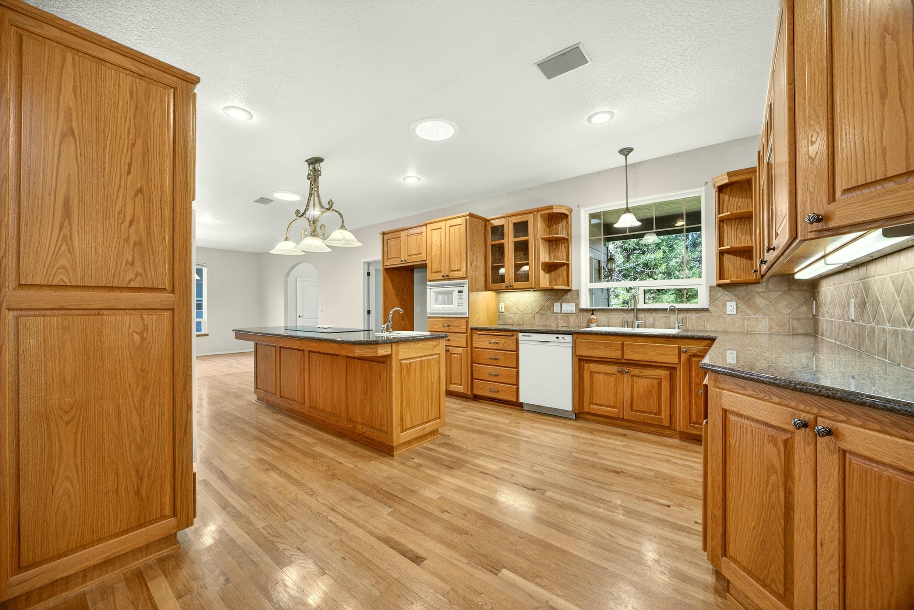150 Ridgefield Road Grants Pass, OR 97527 - Photo 8 of 34 Kitchen with abundant storage and generous counter space.