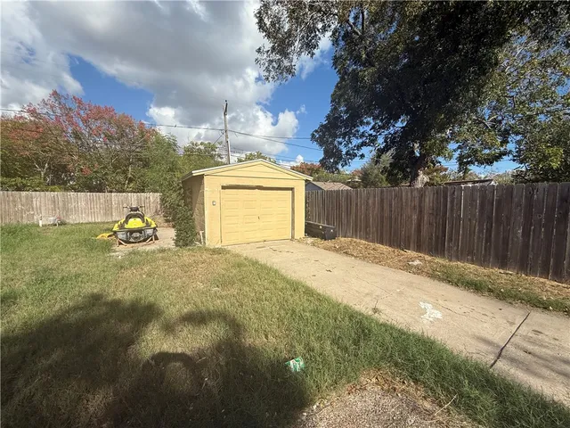 a view of a backyard