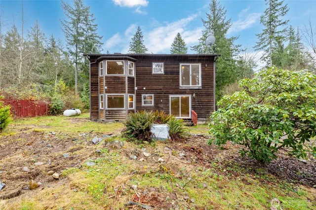 a view of a backyard with table and chairs