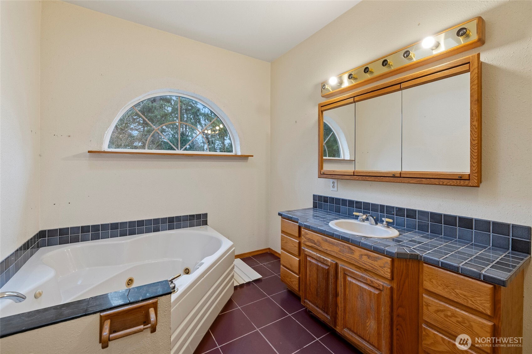 7308 Valley View Road Sedro-Woolley, WA 98284 - Photo 33 of 38 a bathroom with a bathtub and a sink