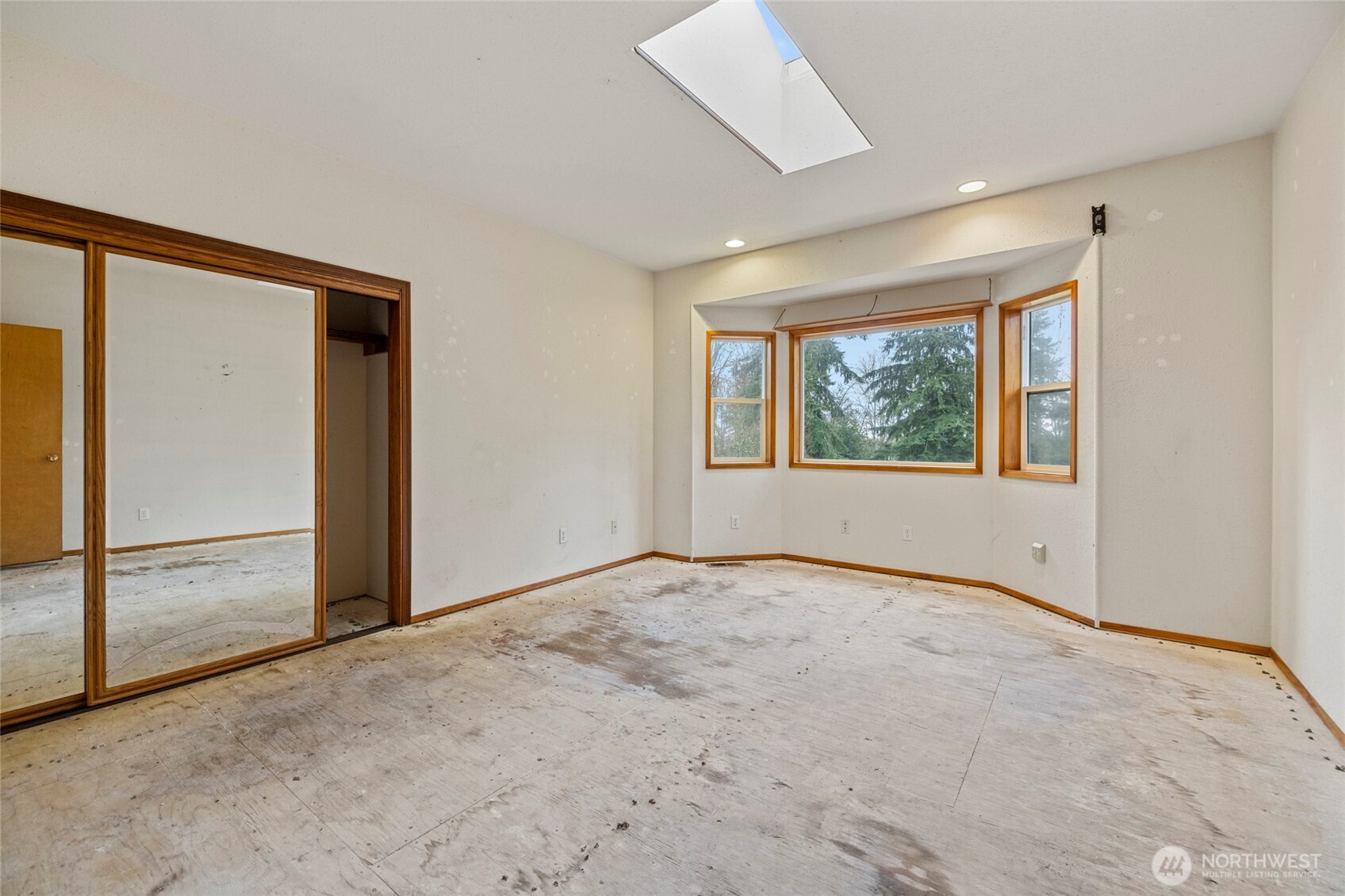 7308 Valley View Road Sedro-Woolley, WA 98284 - Photo 35 of 38 an empty room with a window