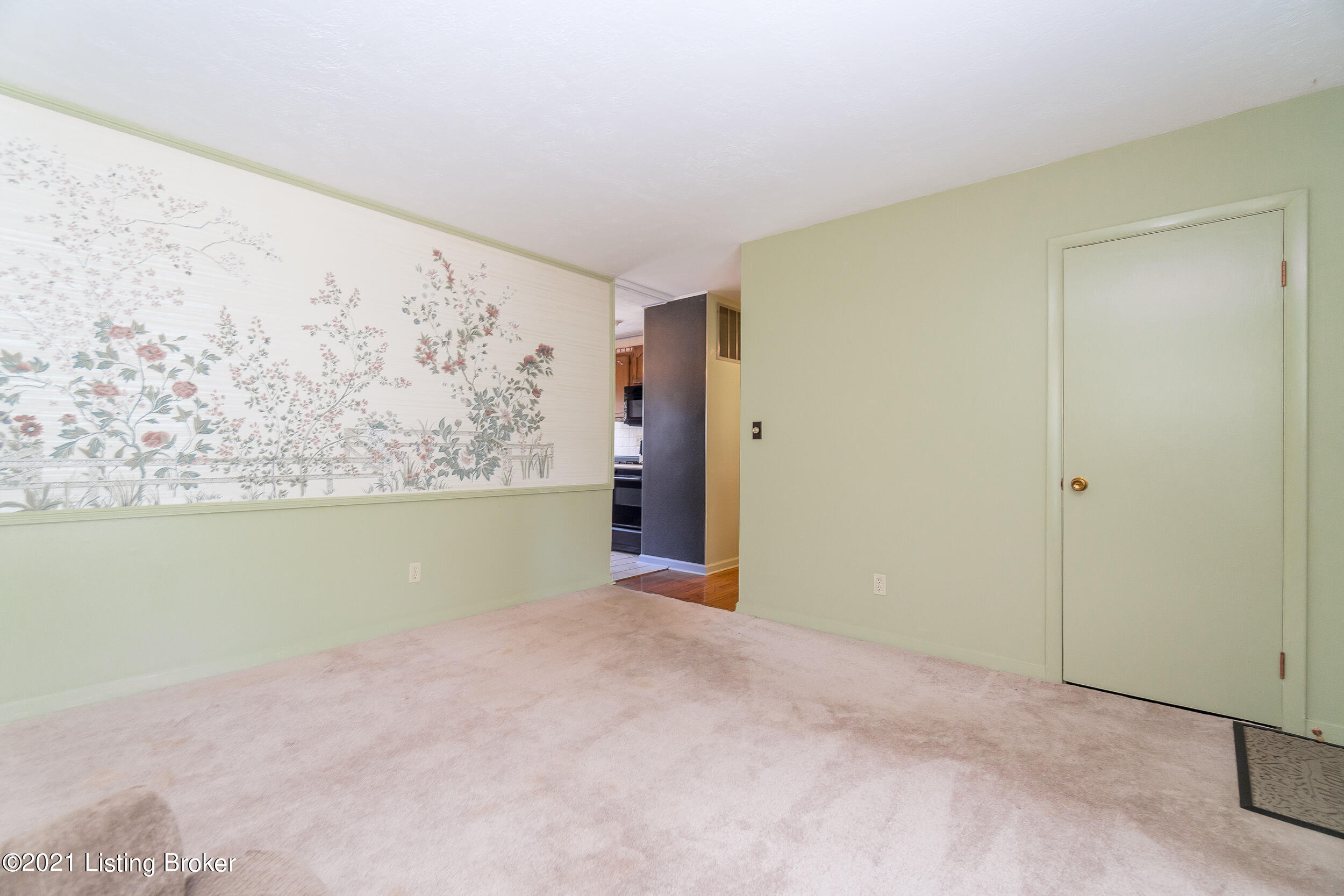 642 Emily Road Louisville, KY 40206 - Photo 8 of 32 Living Room2