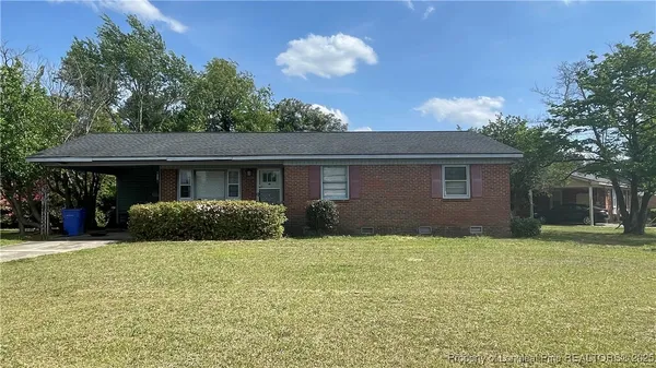 a view of a house with a yard