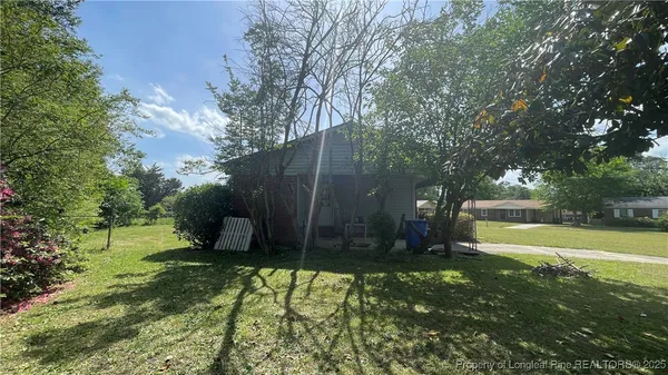 a view of a backyard