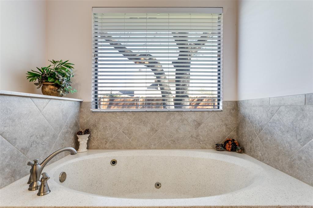 3414 Spring Willow Drive Grapevine, TX 76051 - Photo 18 of 25 a bathroom with a bathtub
