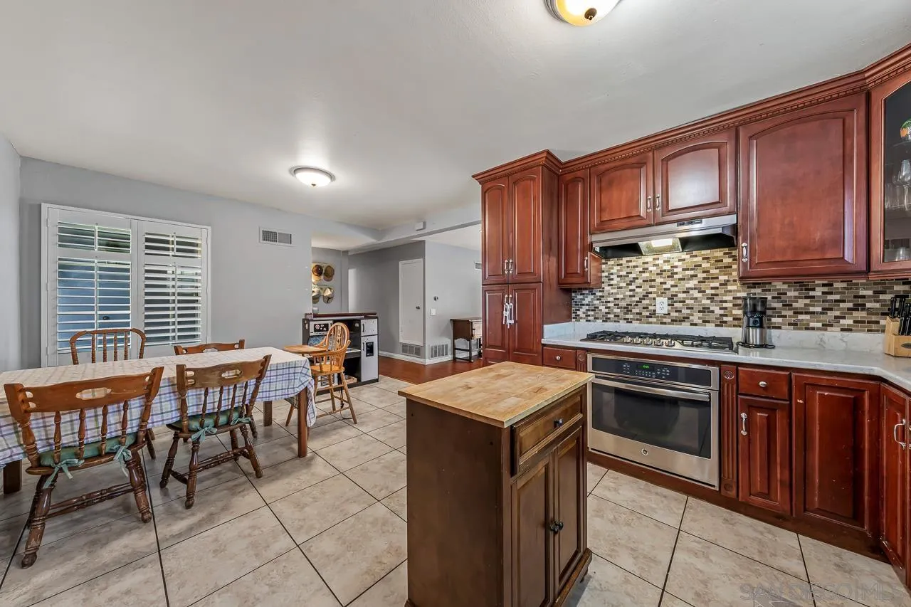 819 Brucker Avenue Spring Valley, CA 91977 - Photo 5 of 25