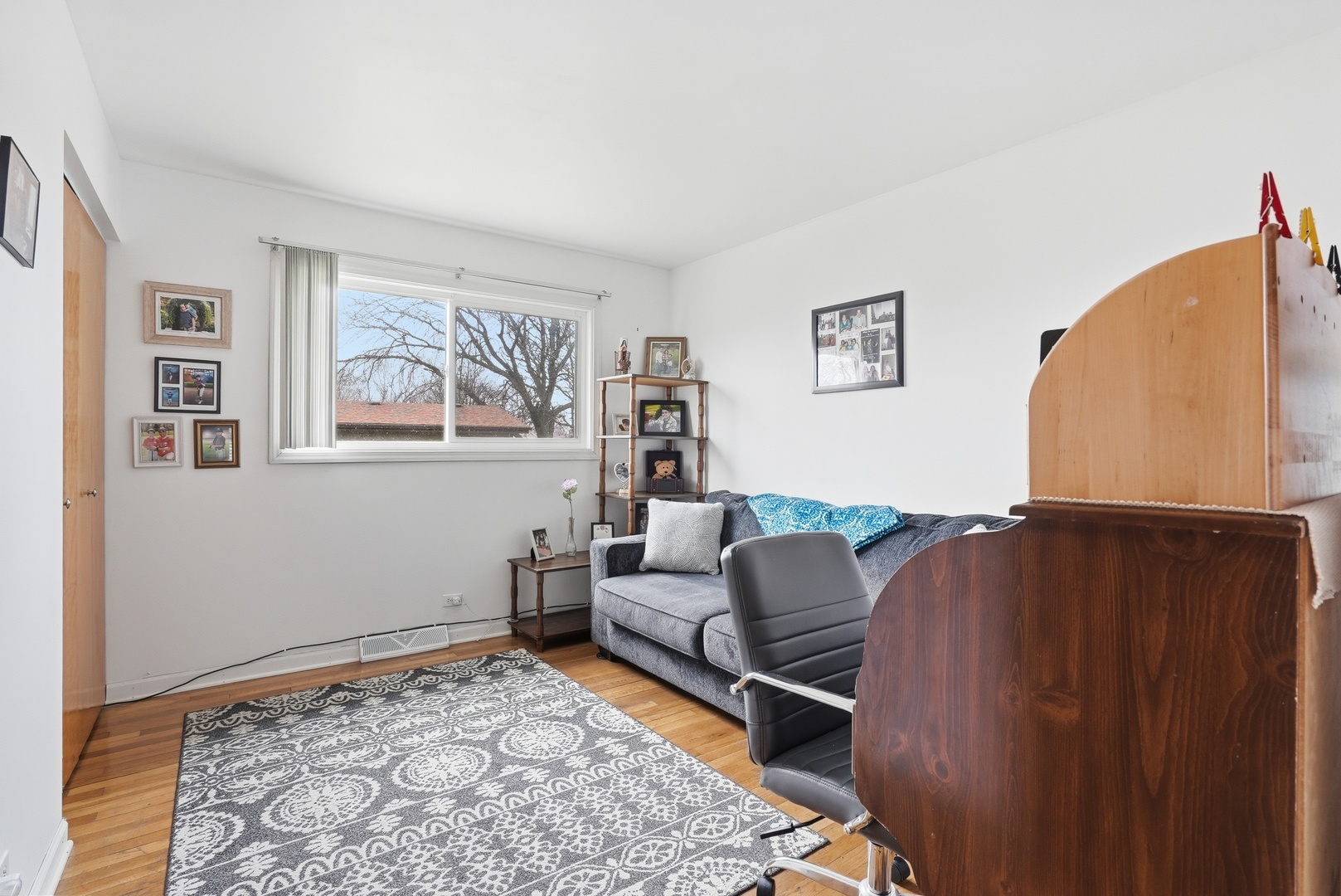 538 West Avenue Elmhurst, IL 60126 - Photo 12 of 22 a living room with furniture and a rug