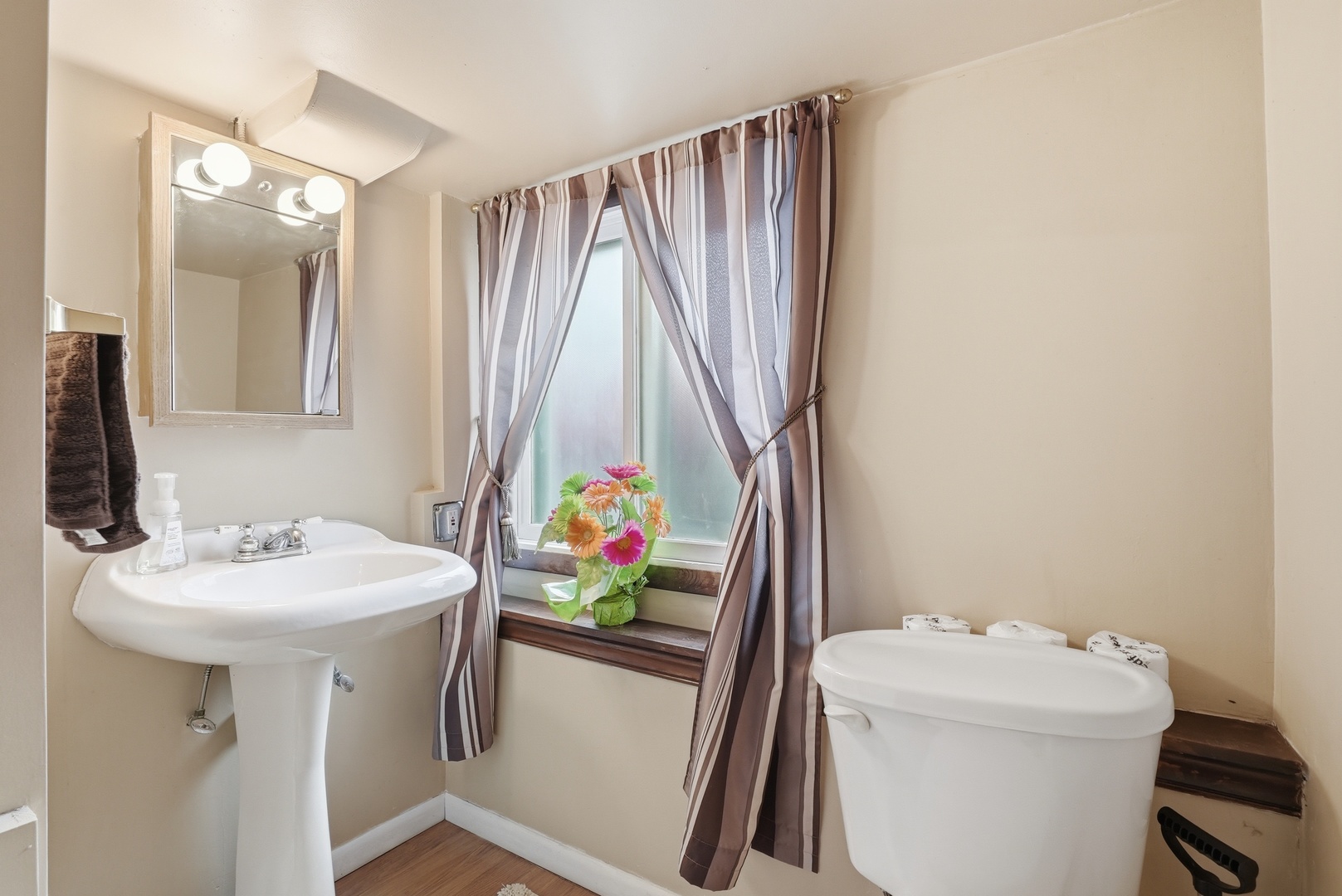 538 West Avenue Elmhurst, IL 60126 - Photo 17 of 22 a bathroom with a sink a toilet and a mirror