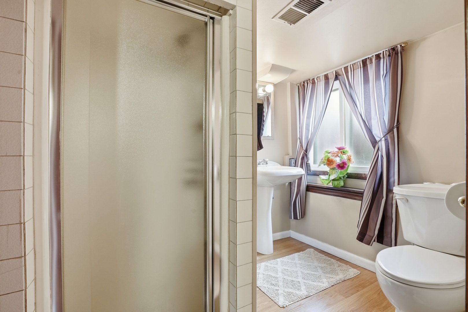 538 West Avenue Elmhurst, IL 60126 - Photo 18 of 22 a bathroom with a shower a toilet and a window