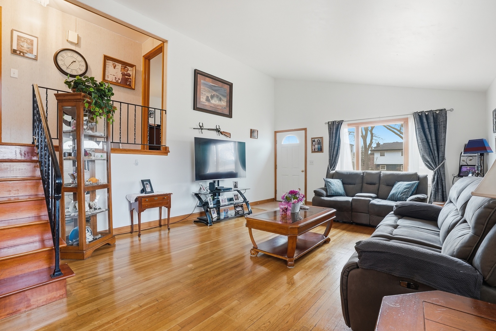 538 West Avenue Elmhurst, IL 60126 - Photo 4 of 22 a living room with furniture and wooden floor