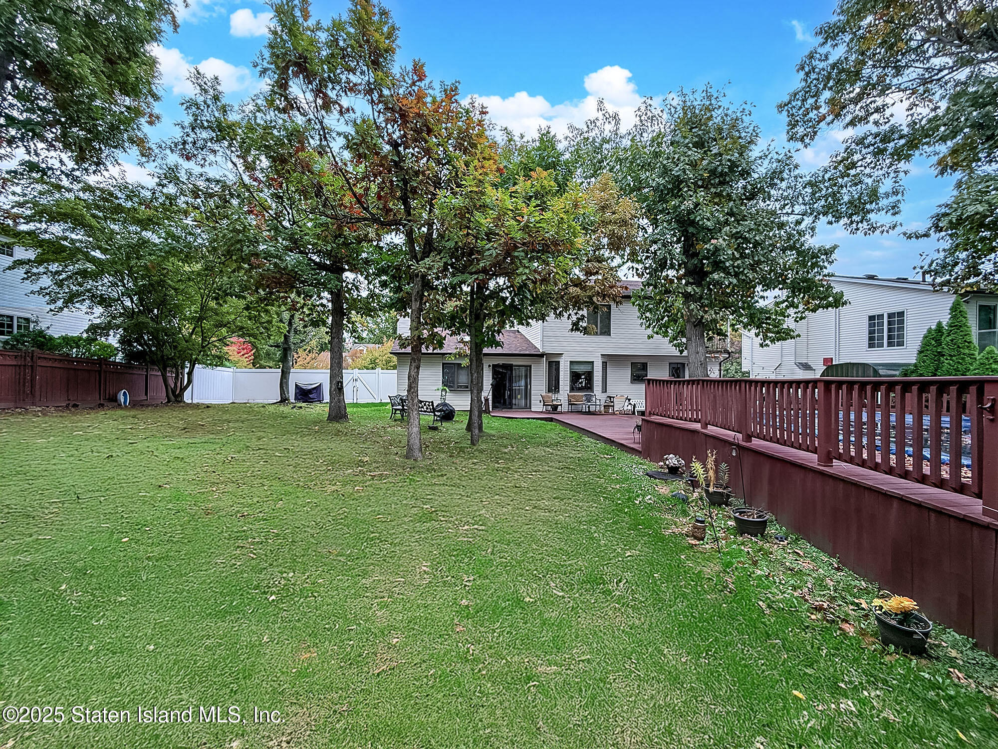 282 Boscombe Avenue Staten Island, NY 10309 - Photo 27 of 34 a view of house with backyard and a garden