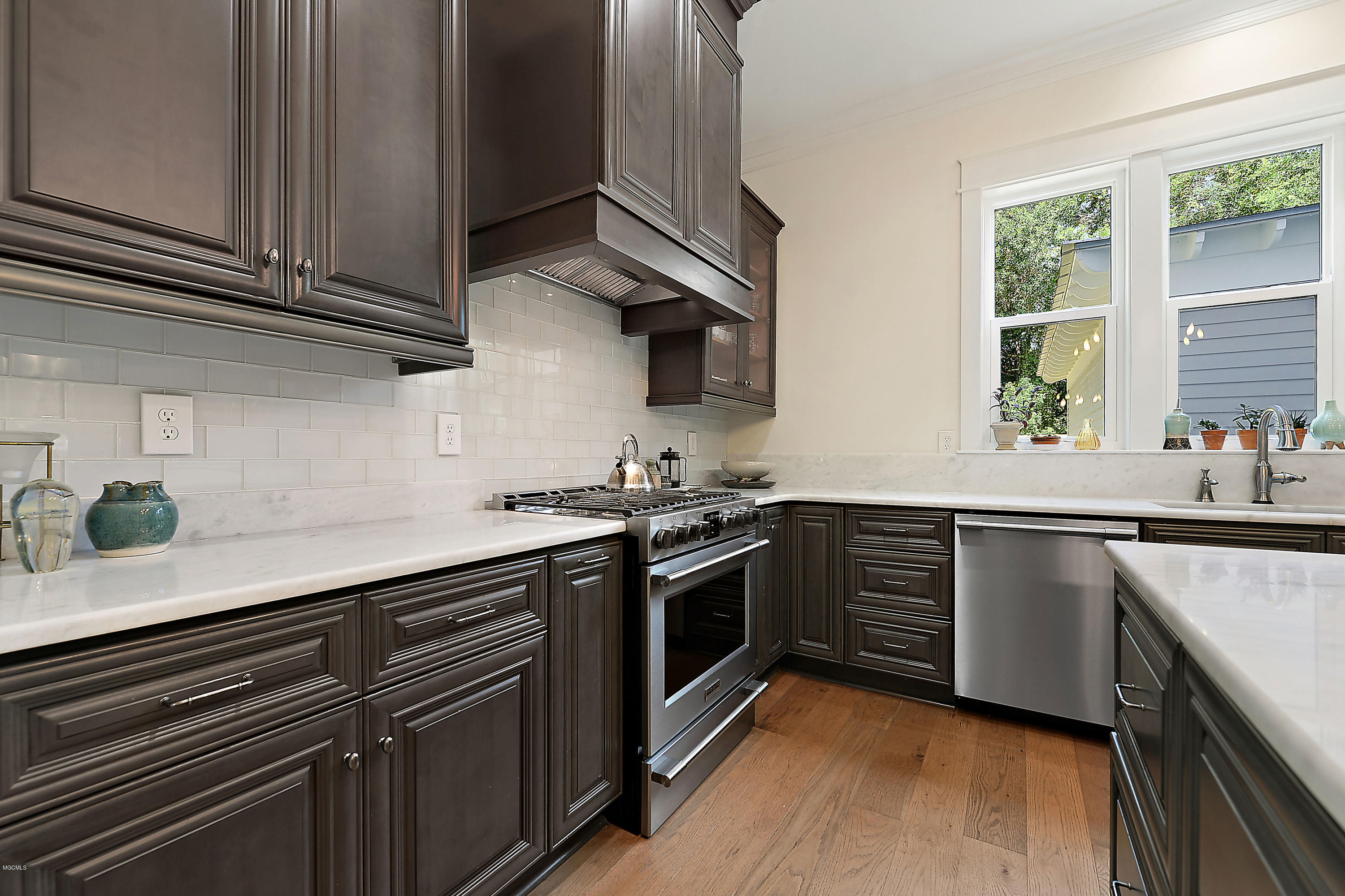 204 E Halstead Road Ocean Springs, MS 39564 - Photo 12 of 34 KITCHEN/GAS 5 BURNER STOVE