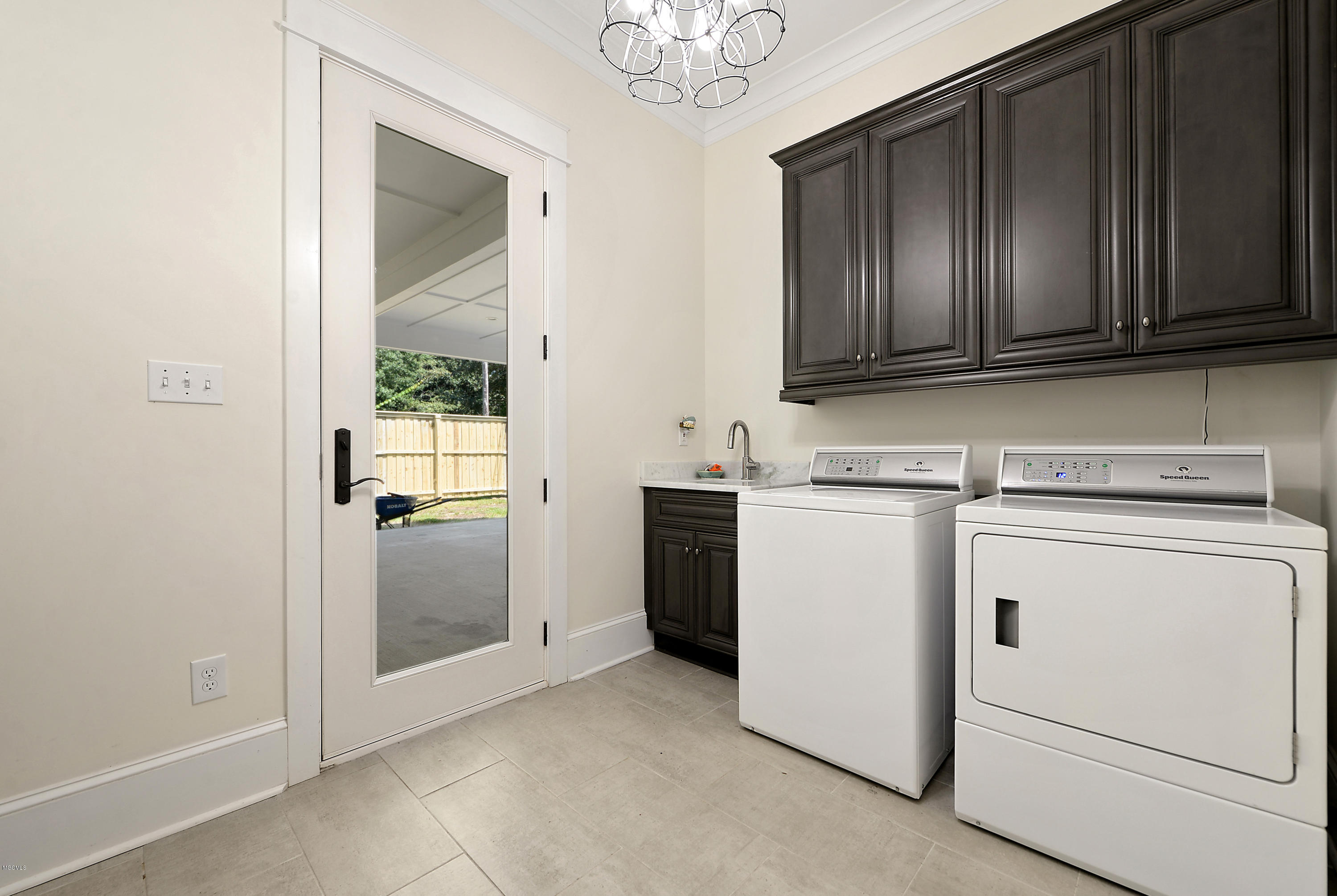 204 E Halstead Road Ocean Springs, MS 39564 - Photo 31 of 34 UTILITY AND MUD ROOM