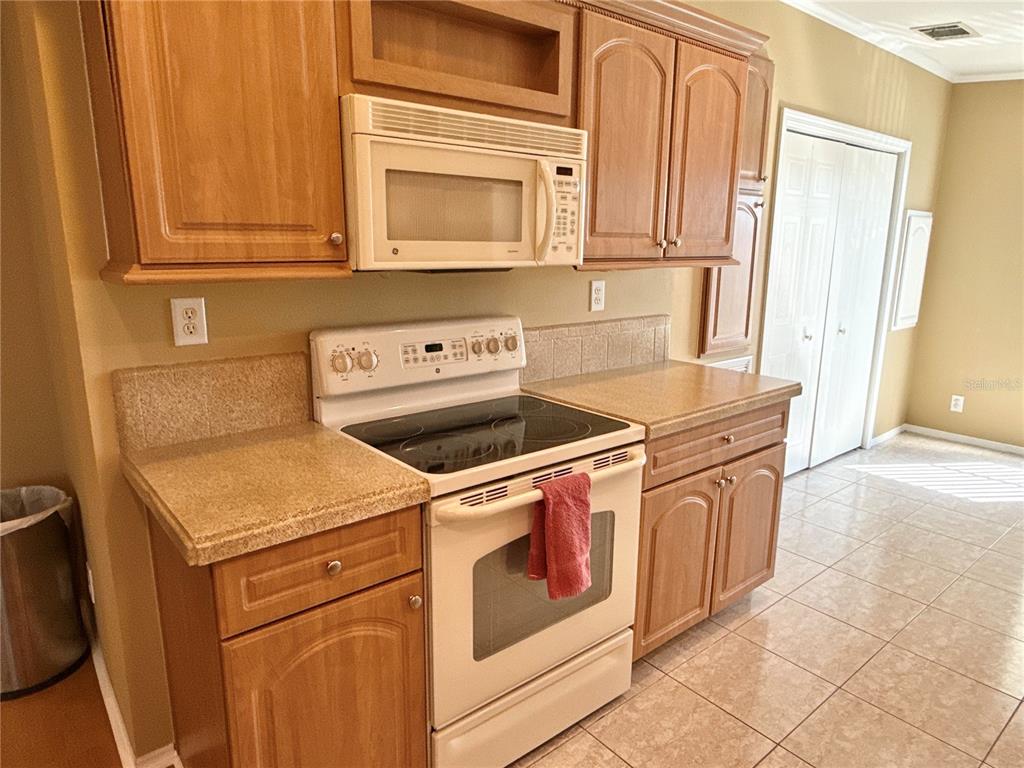 6817 Mt Pleasant Road Northeast, Unit 49 St. Petersburg, FL 33702 - Photo 6 of 30 a utility room with dryer and washer