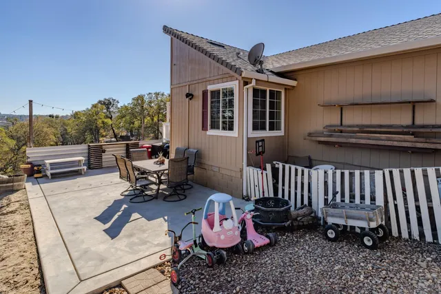 a roof deck with table and chairs