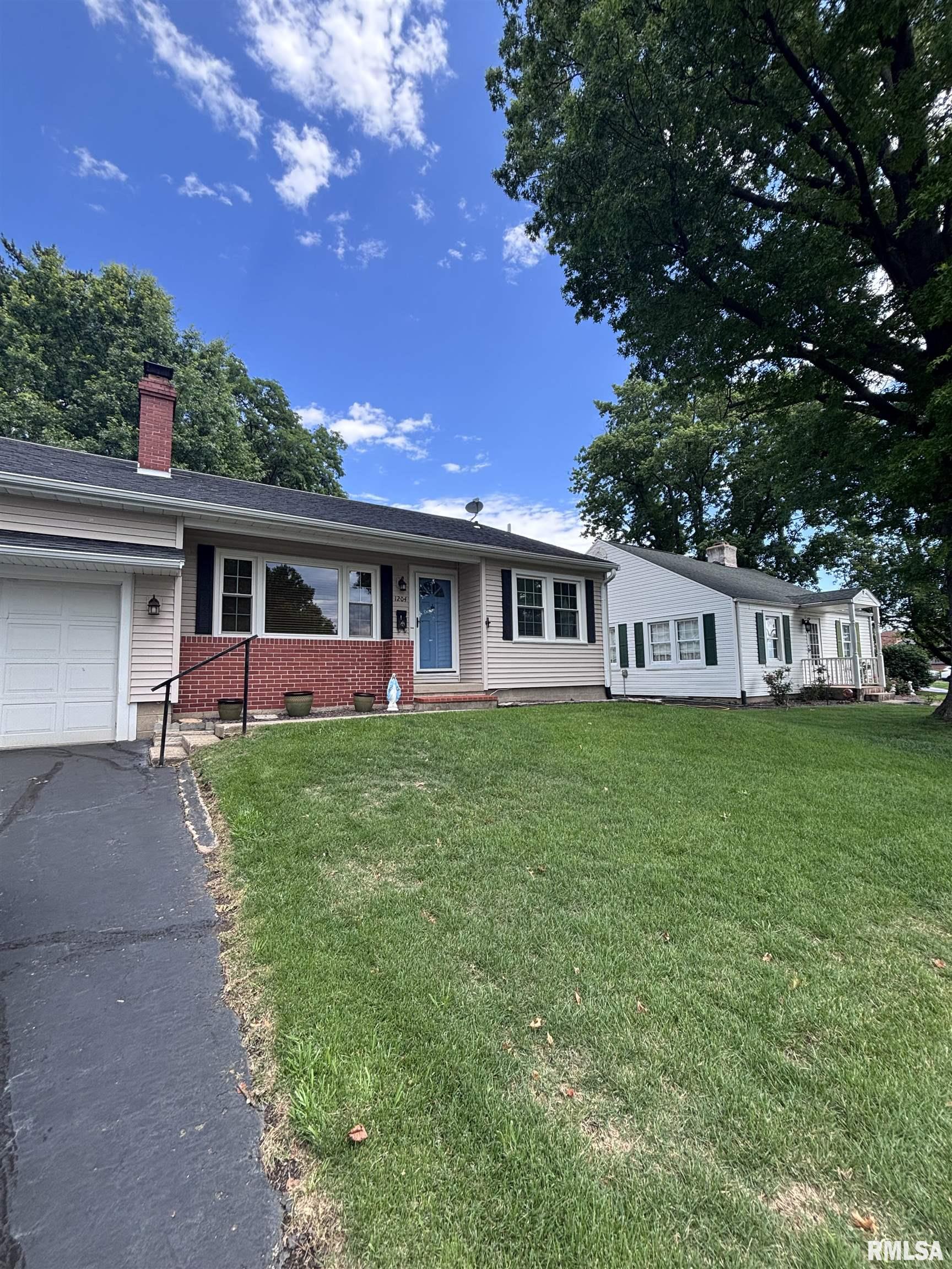 1204 Edgehill Road Jacksonville, IL 62650 - Photo 2 of 32