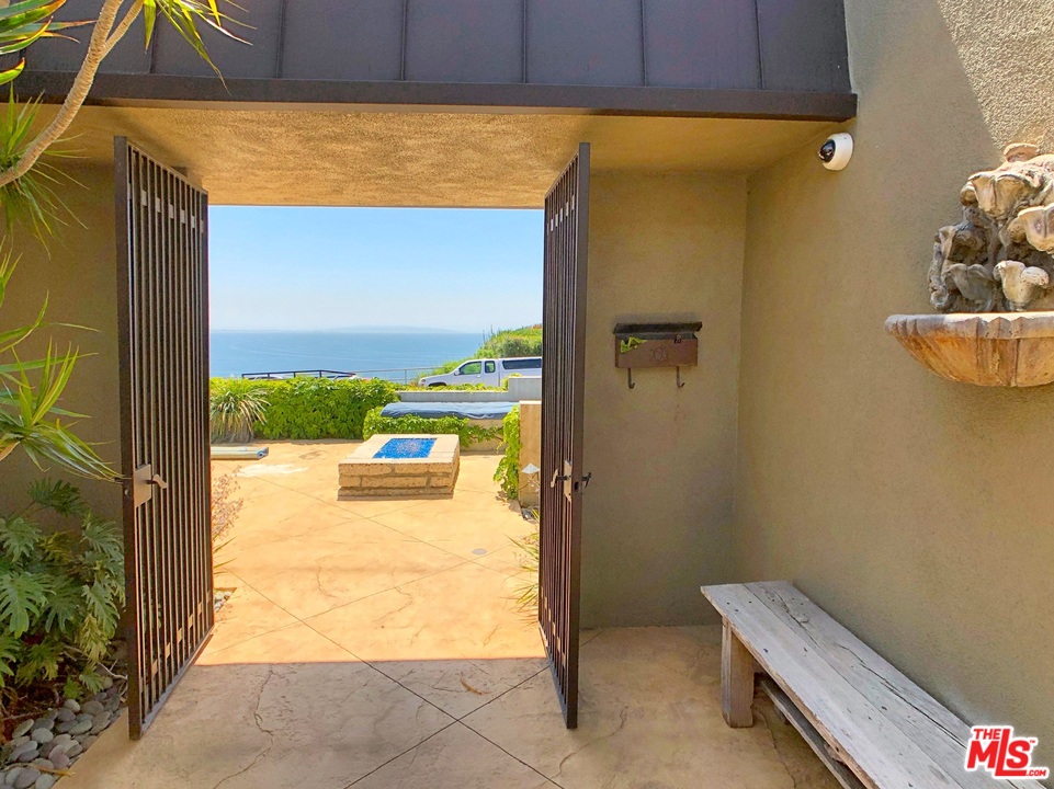 18325 Coastline Drive Malibu, CA 90265 - Photo 4 of 20