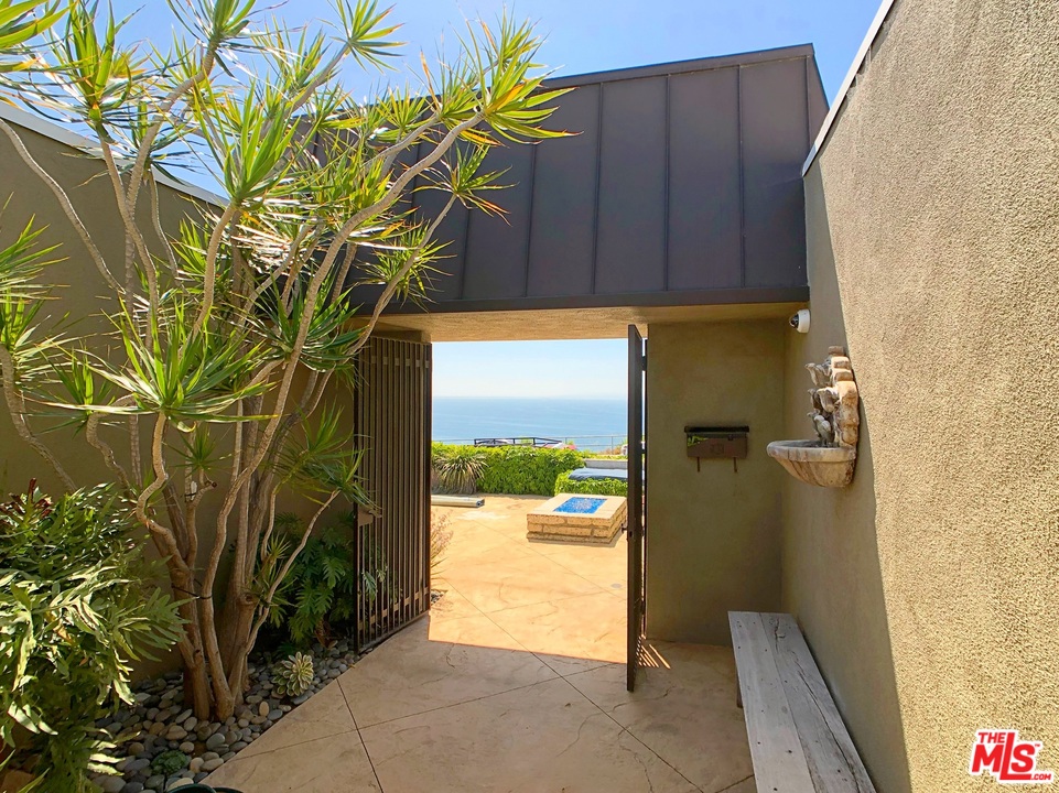 18325 Coastline Drive Malibu, CA 90265 - Photo 5 of 20