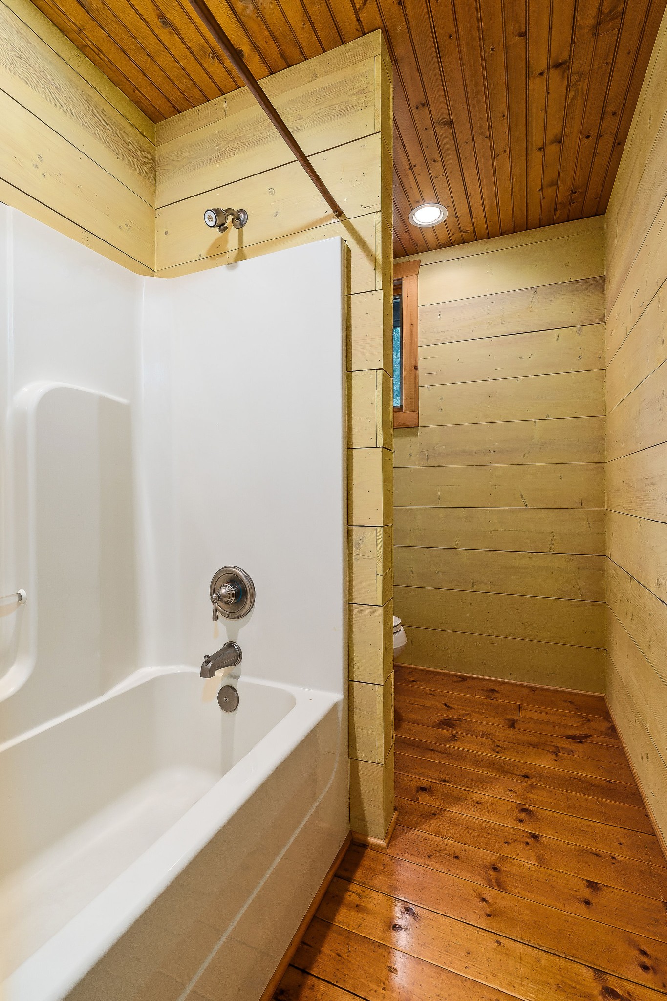 4042 Rocky Ridge Road Doyle, TN 38559 - Photo 60 of 85 a bathroom with a bathtub