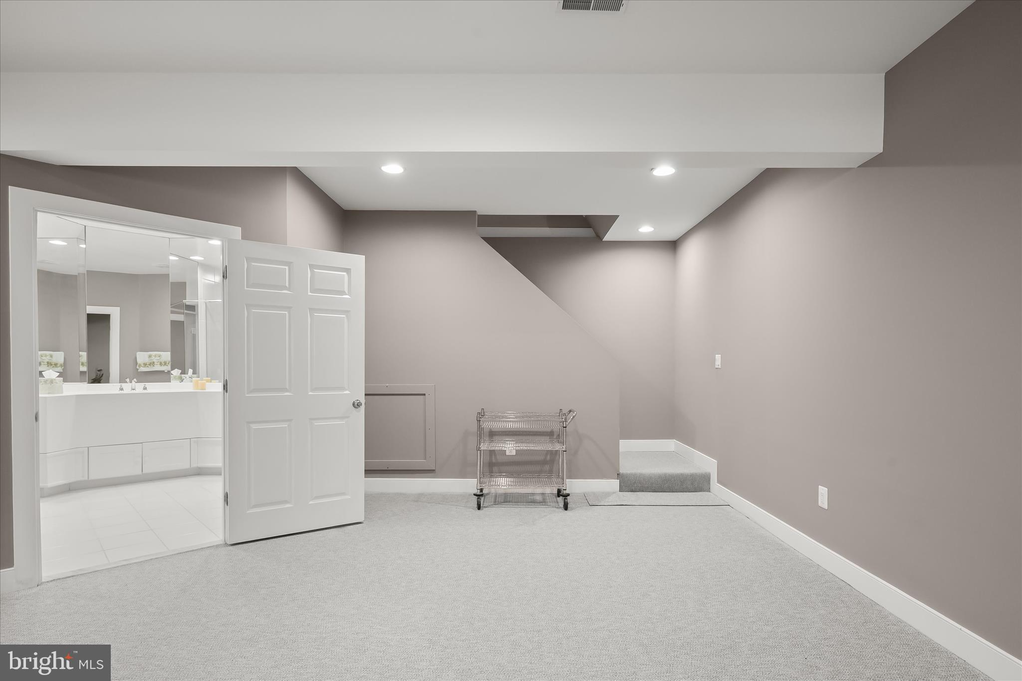 11678 Frederick Road Ellicott City, MD 21042 - Photo 73 of 118 Landing & Full Bath