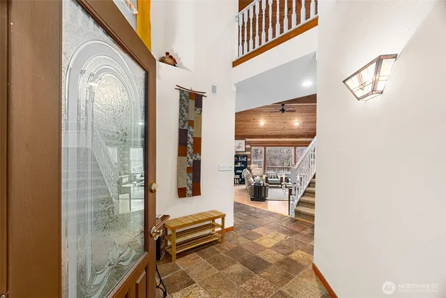 a view of livingroom with furniture