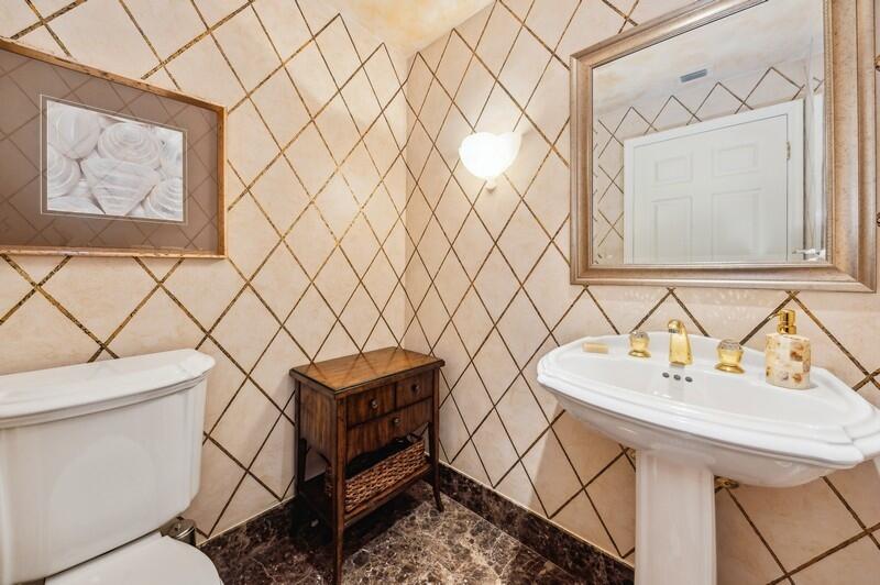 300 Southeast 5th Avenue, Unit 5040 Boca Raton, FL 33432 - Photo 21 of 36 Powder room