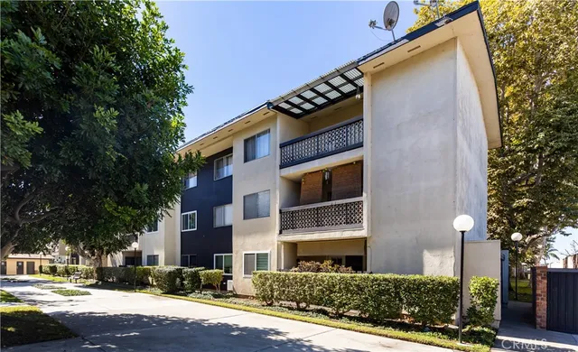 $595,000 | 12200 Montecito Road, Unit D104, Seal Beach, CA 90740
