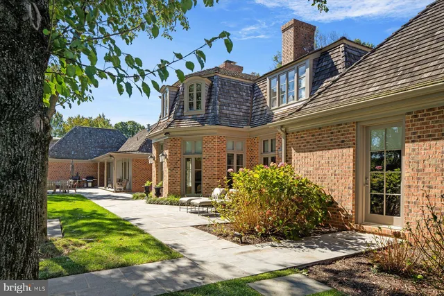a view of a tennis court